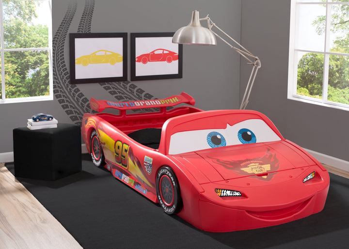 /Pixar Cars Lightning Mcqueen Toddler-To-Twin Bed with Toy Box by