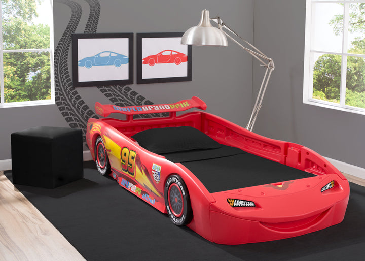 /Pixar Cars Lightning Mcqueen Toddler-To-Twin Bed with Toy Box by